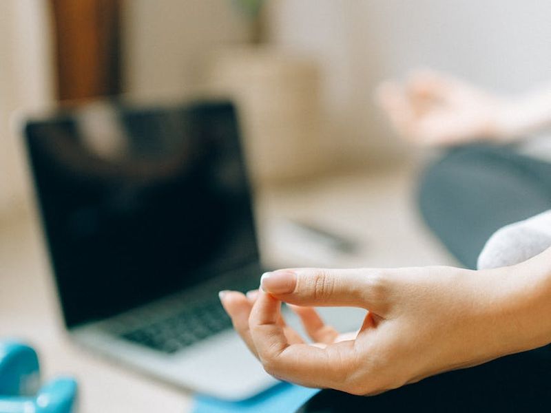 Spacious and calm room for yoga with a mat on the floor.